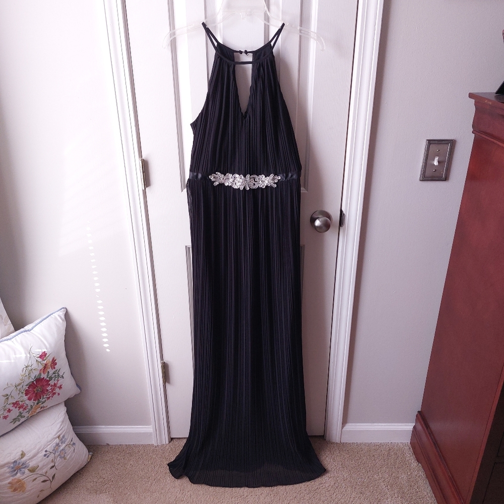 City Triangles - High Neck Keyhole Accordion Pleat Belted Formal Dress - Picture 4 of 13